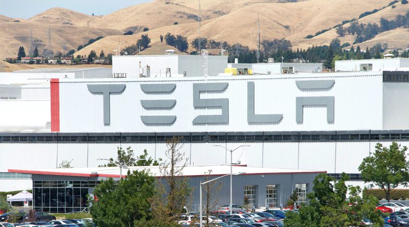 Image of the Tesla California factory displaying a large logo on the building