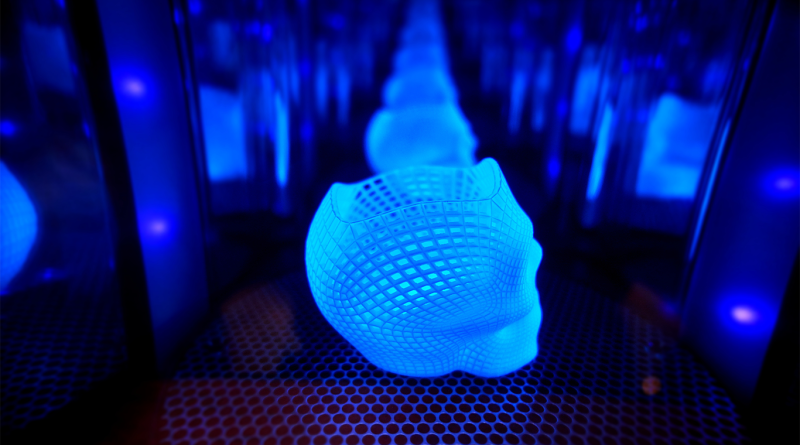 Ultraviolet polymerization of 3D printed glowing object to support additive manufacturing article
