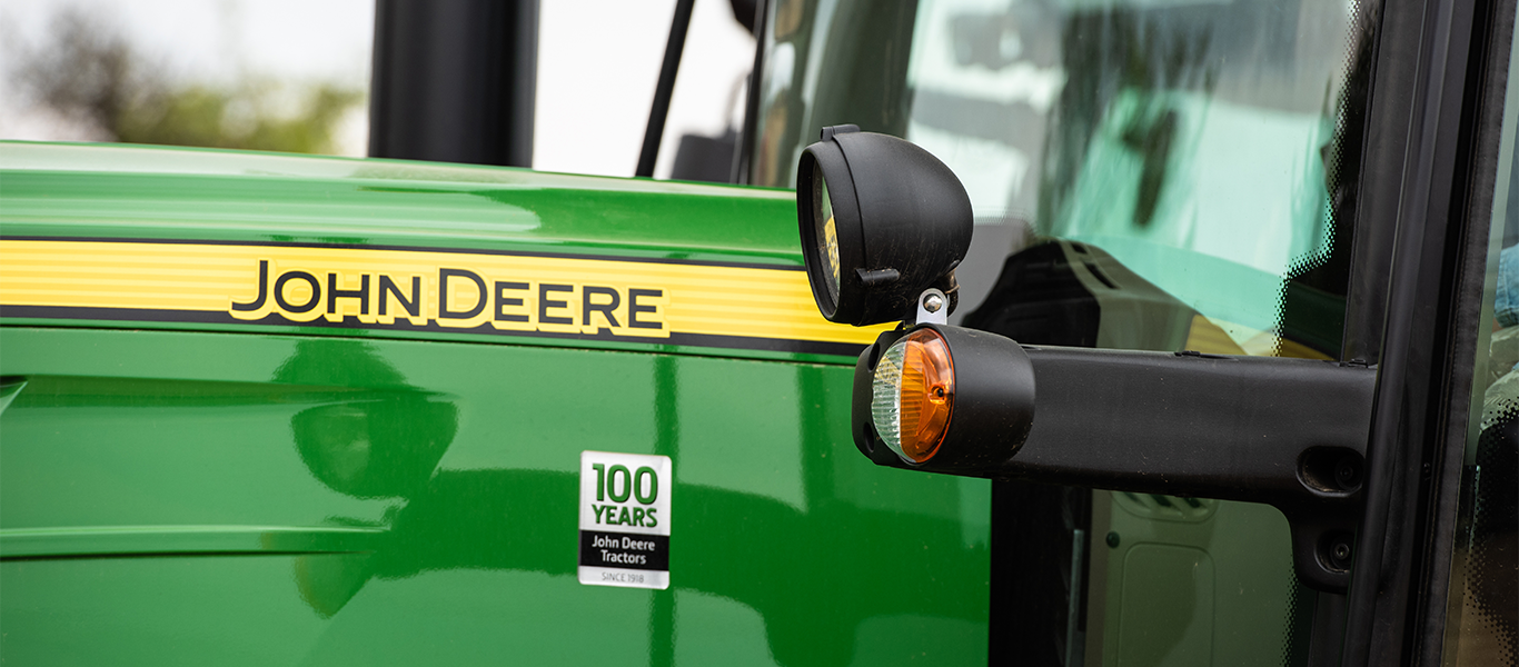 John Deere logo on tractor to support Trump tariffs article