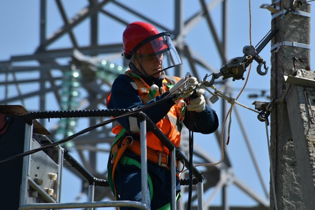 power maintenance worker on scaffolding